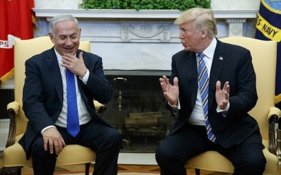 US President Donald Trump (r) meets with Prime Minister Benjamin Netanyahu in the Oval Office of the White House, March 5, 2018, in Washington. (AP Photo/Evan Vucci)